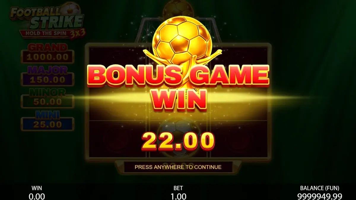 Tampilan antarmuka slot 3x3 Football Strike dengan tema sepak bola dan mesin buah.